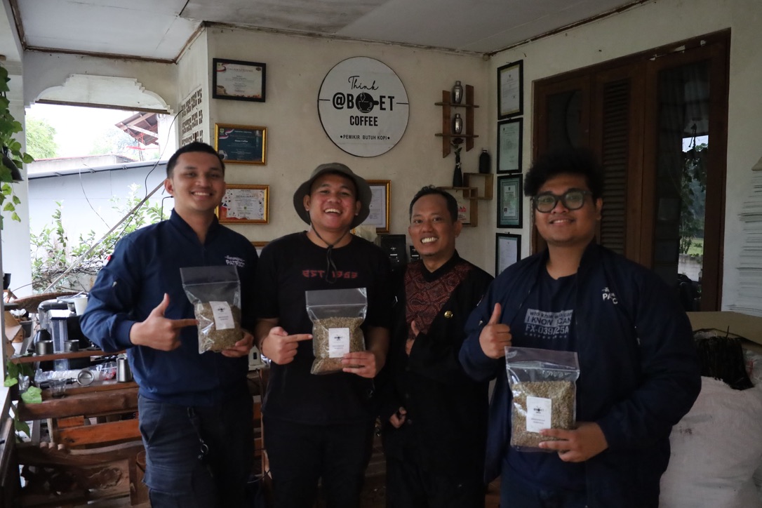 Tim di balik KOPI TA bersama hasil kerja mereka