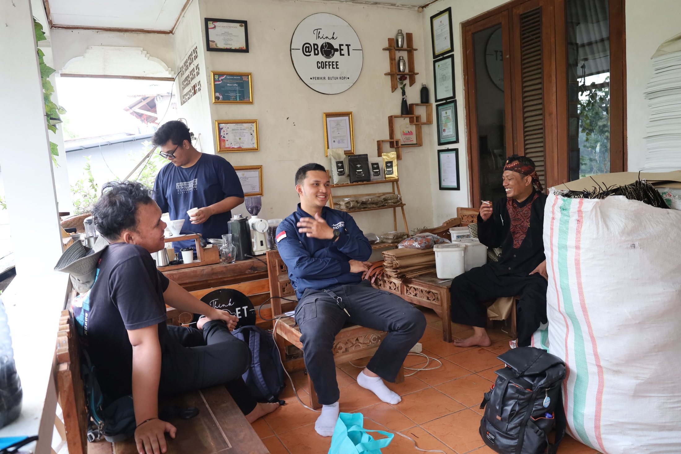 Diskusi bersama di ruang belajar kopi